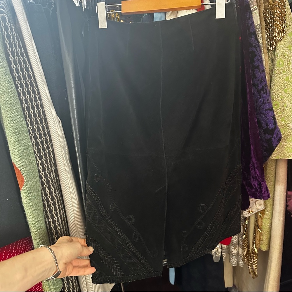 38, Alberta Feretti 29”
Waist , Black Leather Whipstitched Pencil Skirt